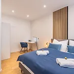 Vivid Luxury - Bluehendes Barock-forum-schloss-downtown-modern