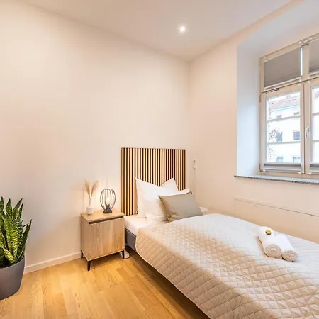 Vivid Luxury - Bluehendes Barock-forum-schloss-downtown-modern Apartment