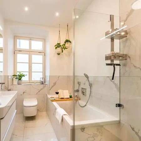 Vivid Luxury - Bluehendes Barock-forum-schloss-downtown-modern Apartment